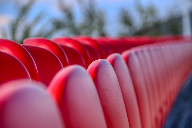 亚马尔父亲比赛中多次挑衅贝蒂斯球迷，最终被安保带走