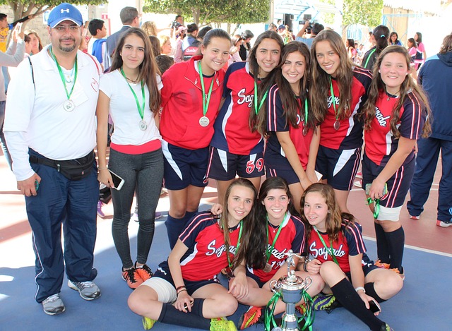 格雷米奥扳平后，主帅梅内塞斯与球迷发生口角并向其竖中指